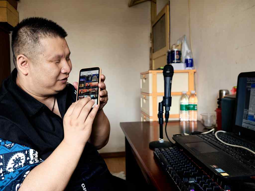 視障人士正在借助讀屏軟件操作手機
